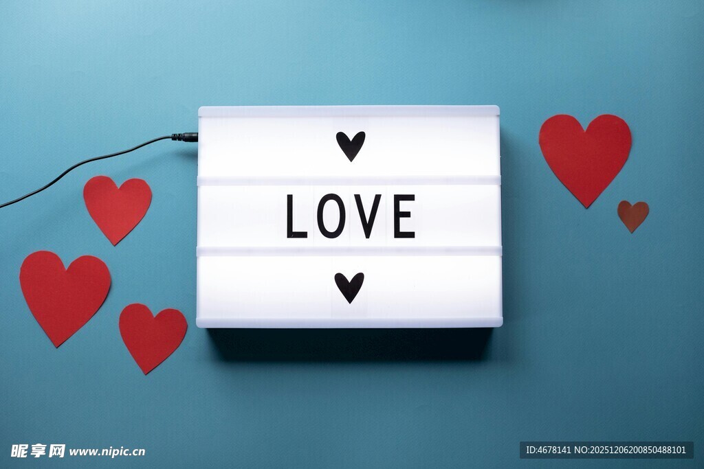 爱主题灯箱与红心装饰