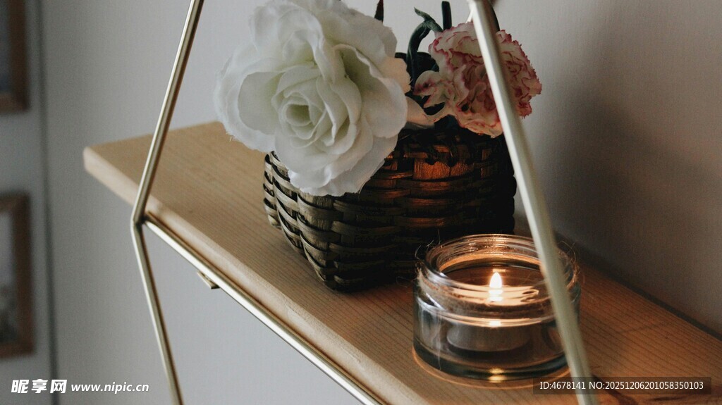简约架子上的花卉与烛台