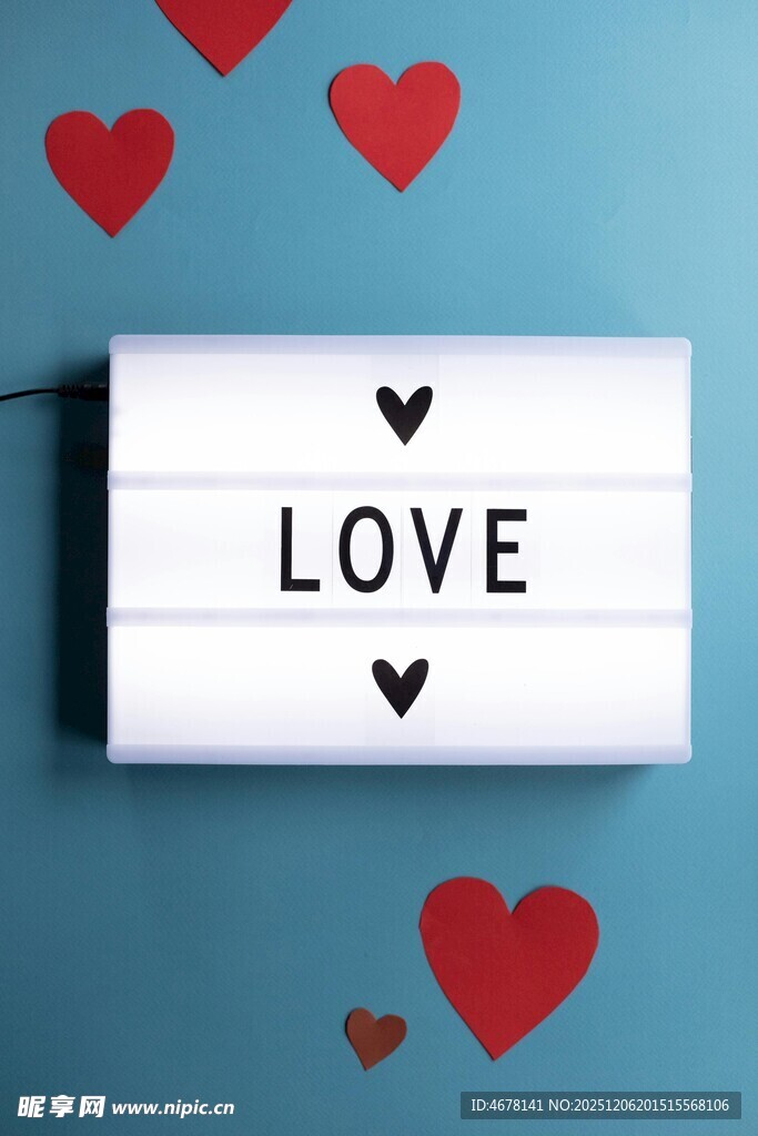 爱主题灯箱与红心装饰