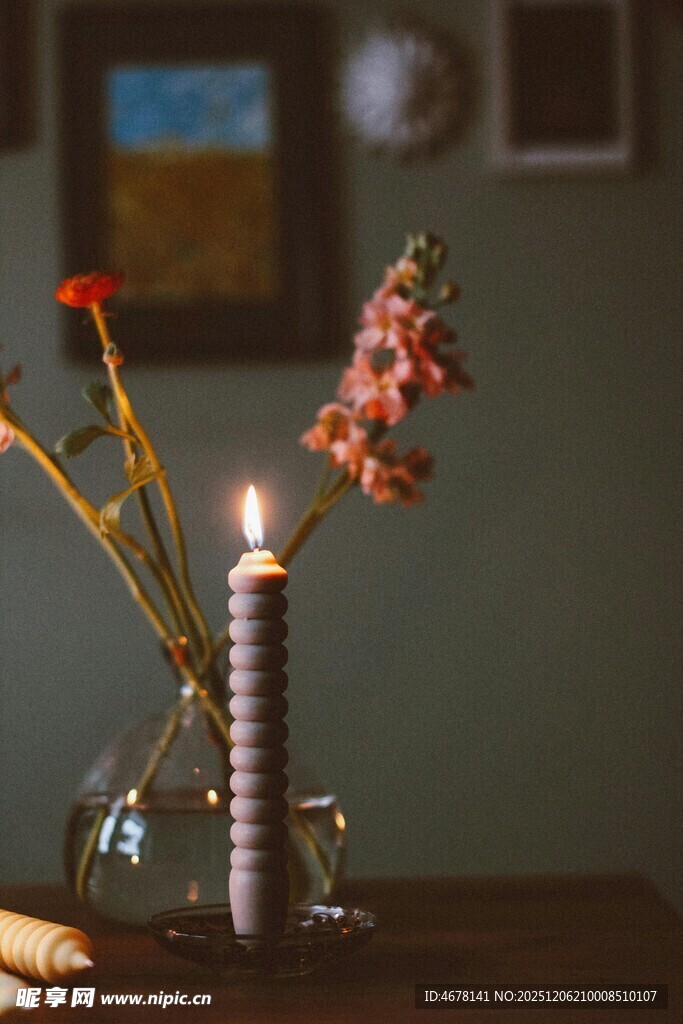 烛花静物营造温馨氛围