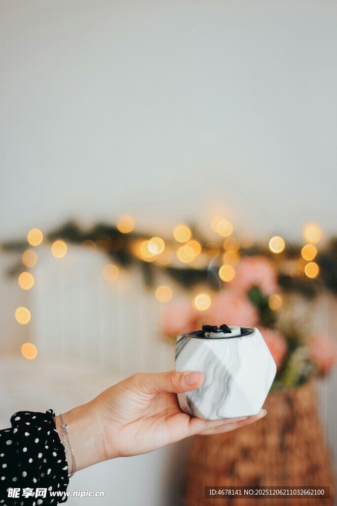 手捧精致礼物氛围温馨