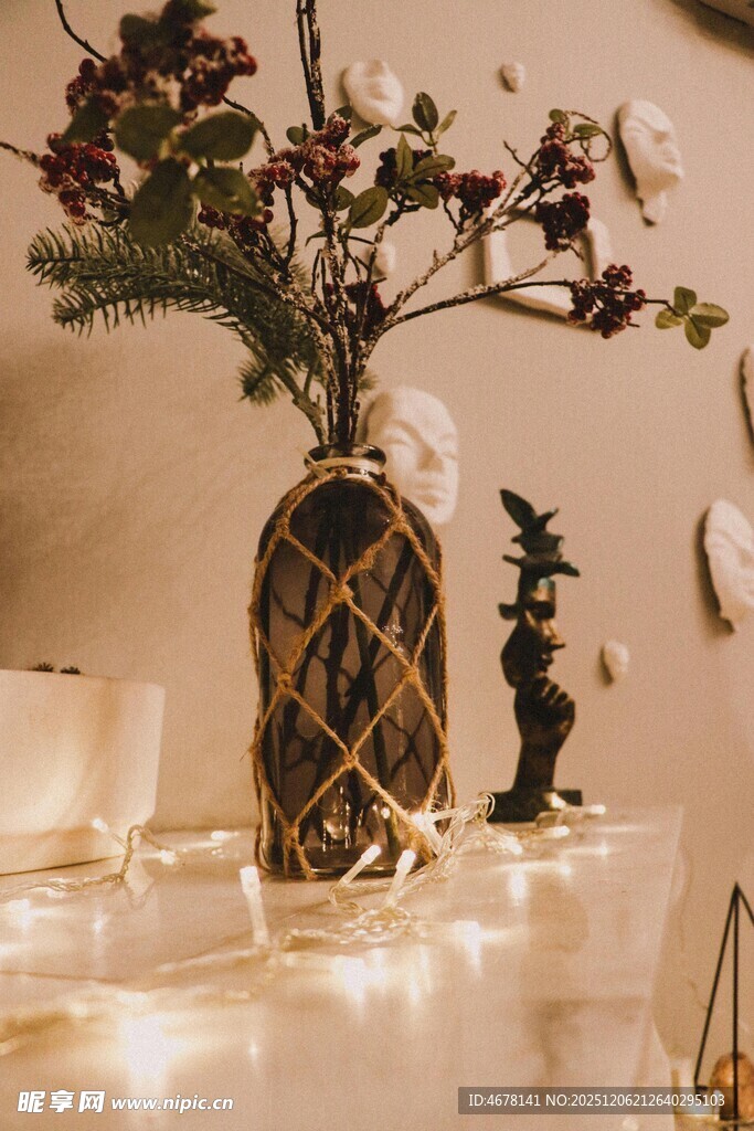 温馨烛光中的花瓶装饰