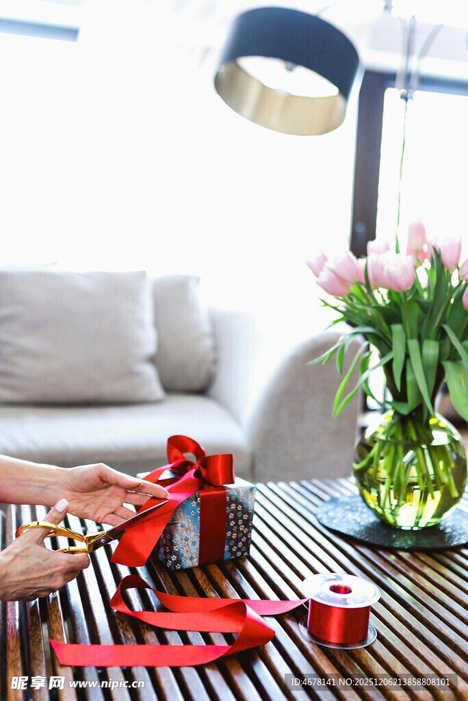 室内温馨场景中的手工时刻