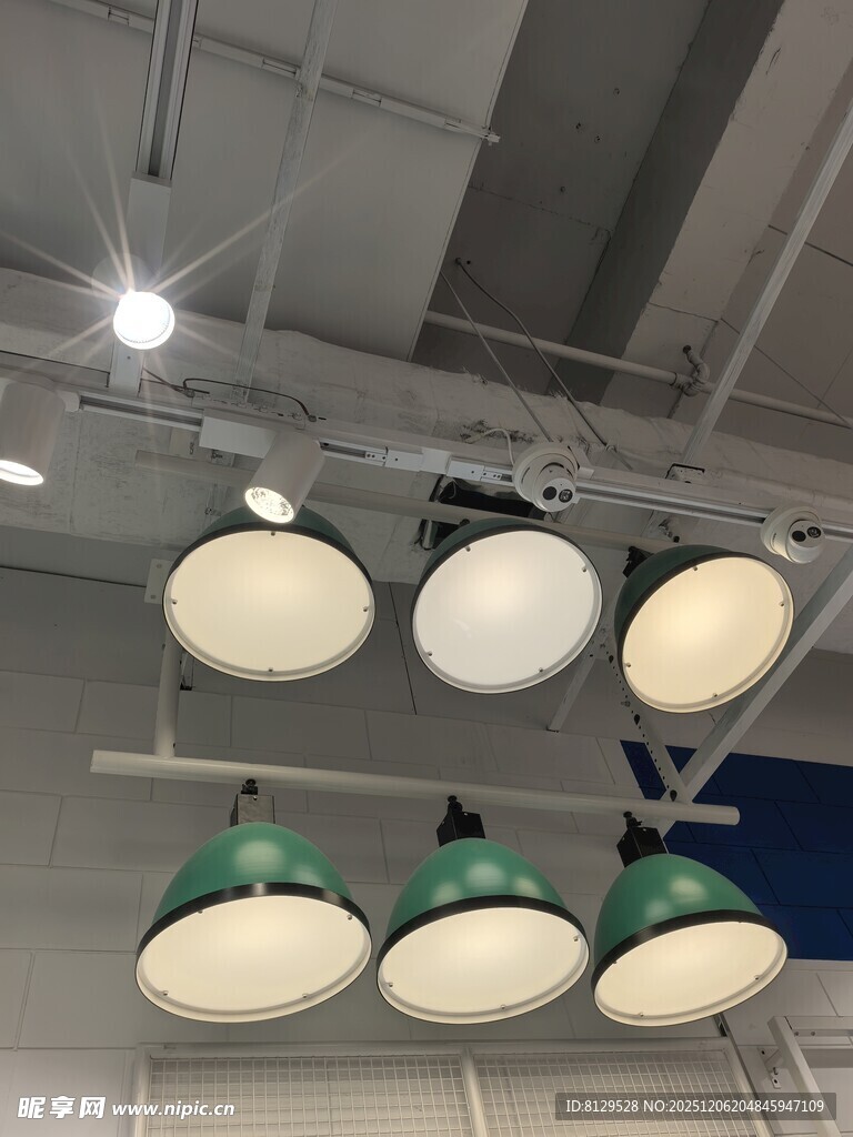 室内悬挂的多彩吊灯