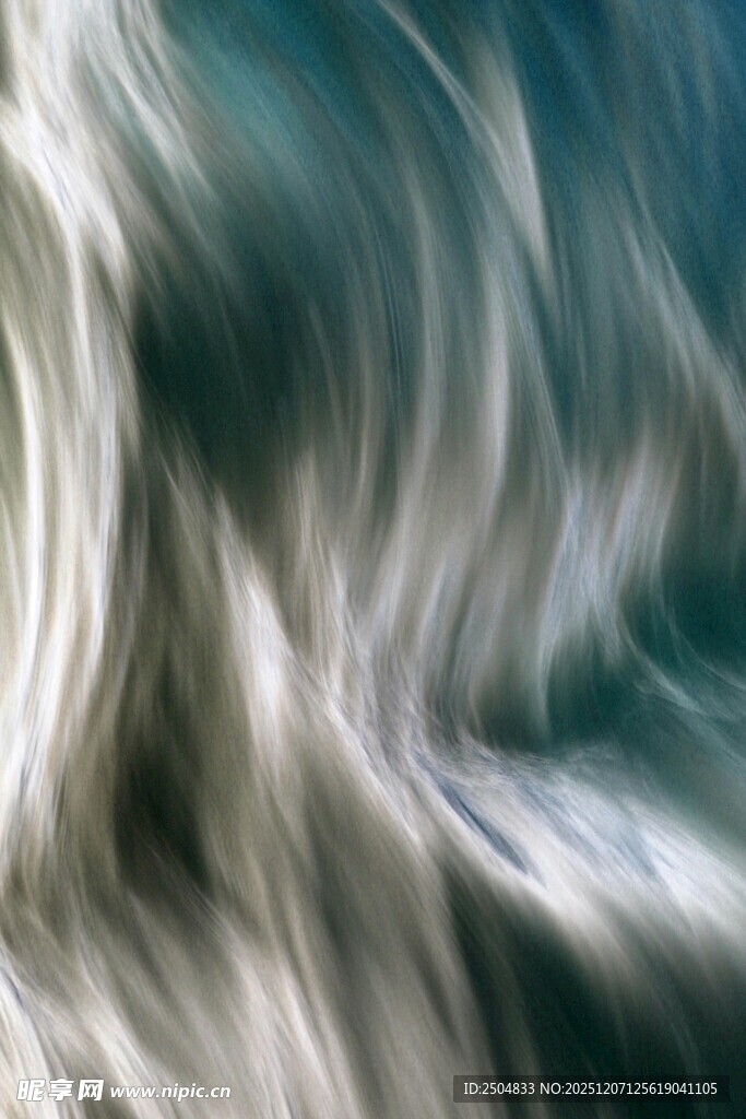 梦幻流动的蓝白色波纹