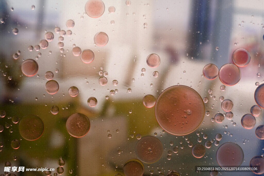 水珠覆盖的玻璃景象
