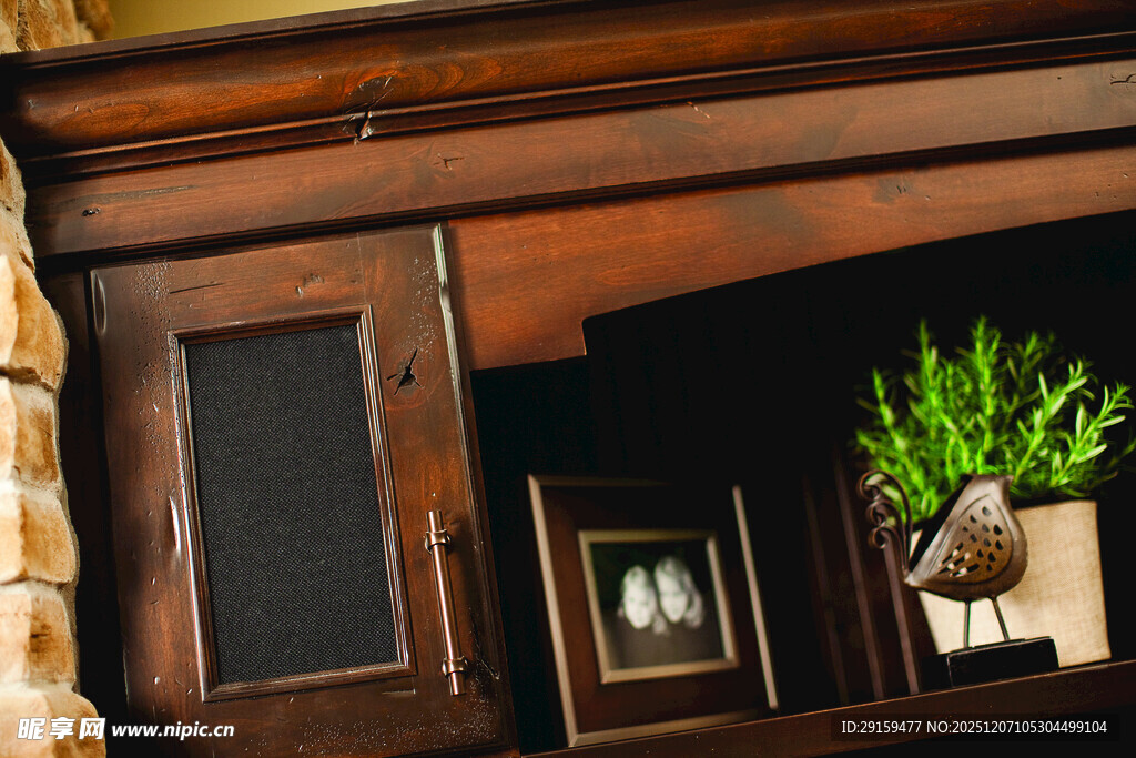 复古柜上的绿植与相框