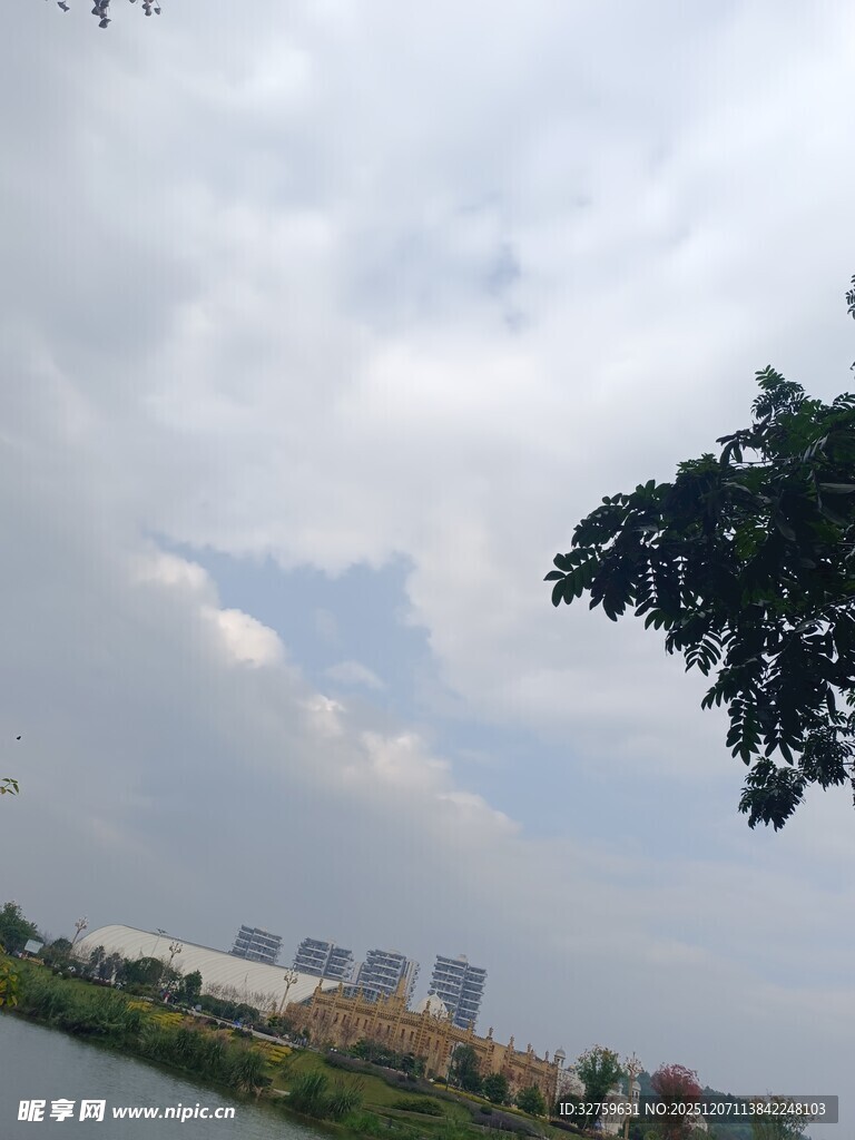 湖畔城市风景与天空云彩