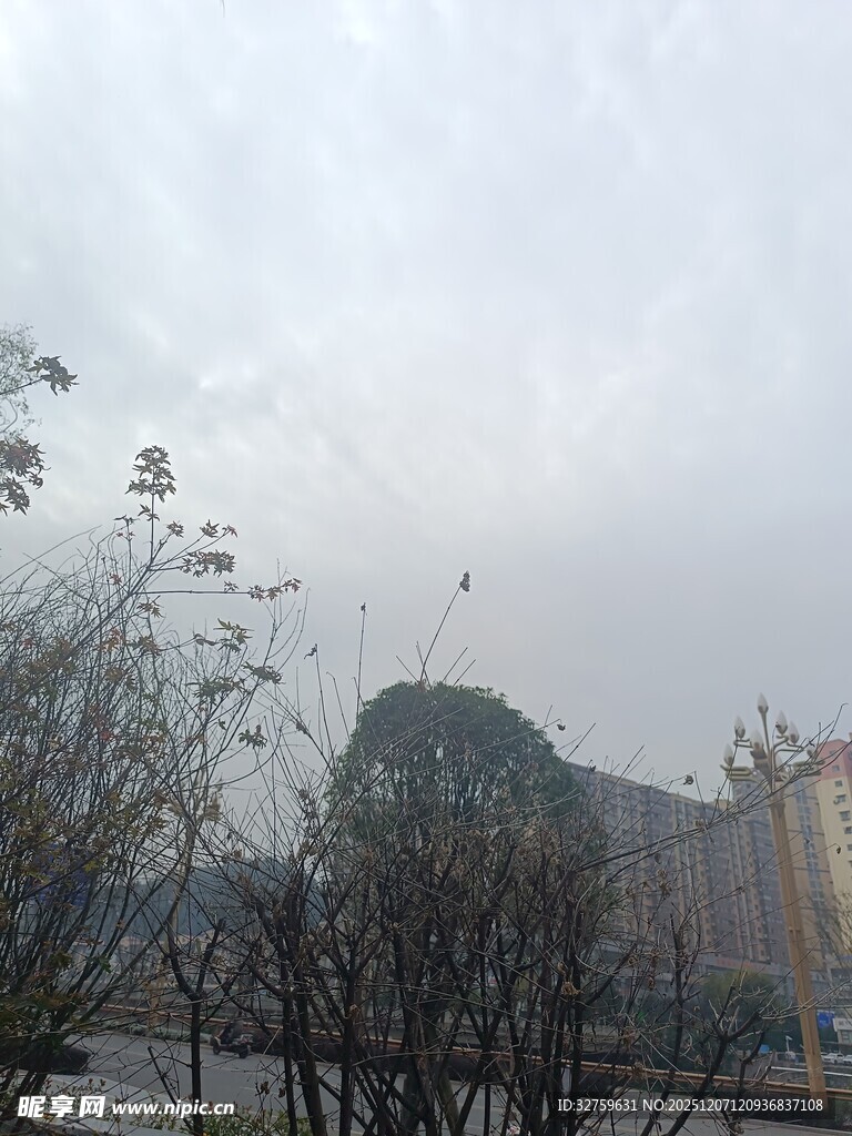 阴天城市与远山景象