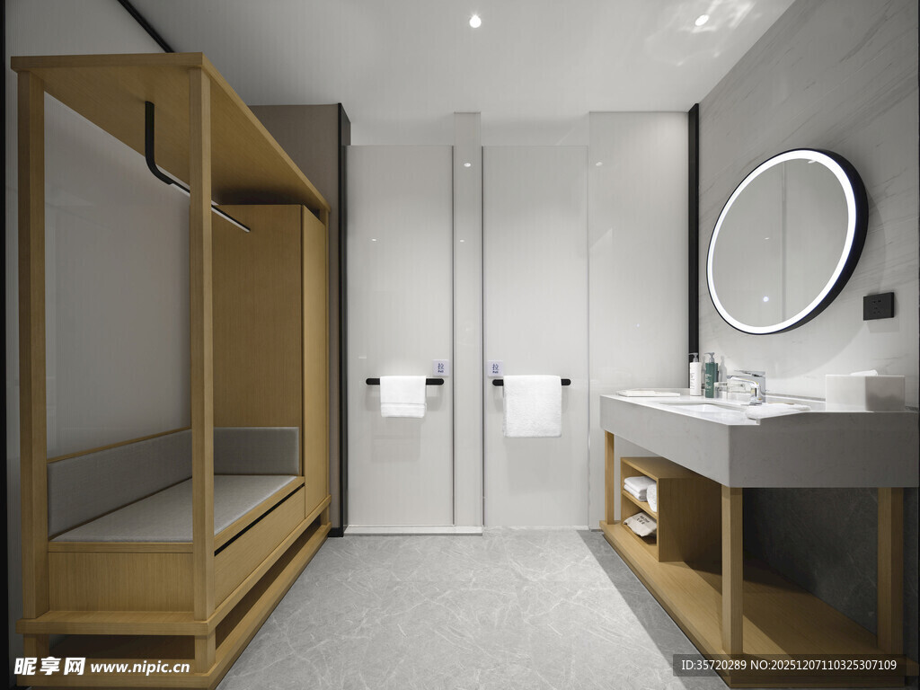 现代简约风格的卫浴更衣室