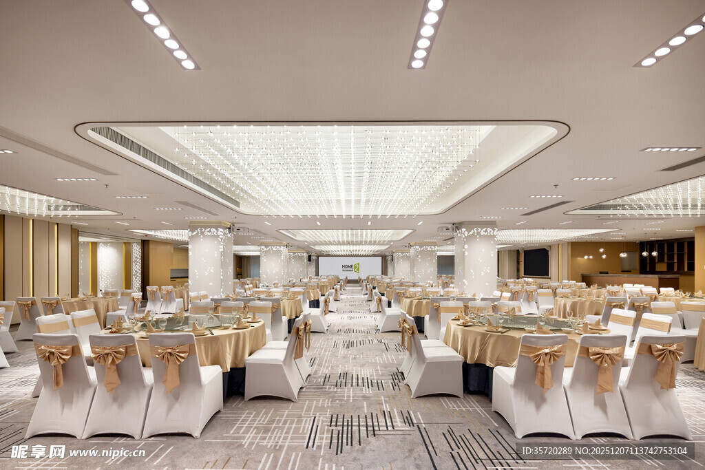 豪华宴会厅布置尽显优雅