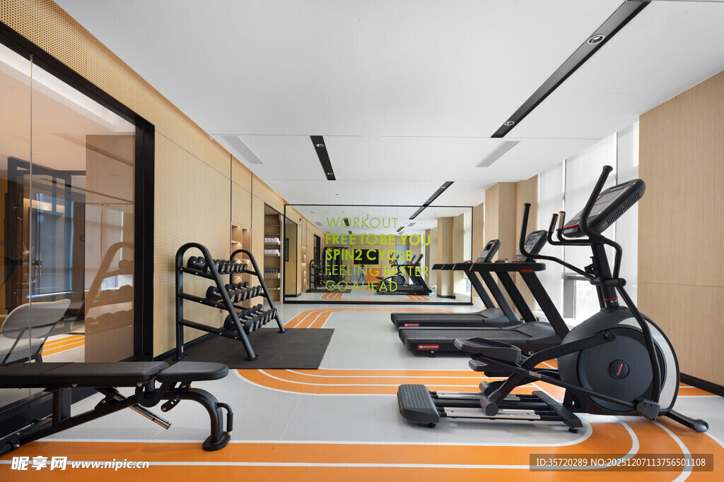 现代健身房内景设施展示