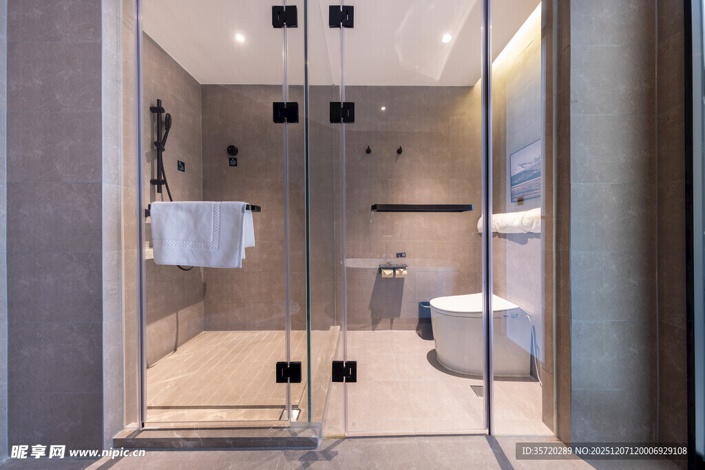 现代简约风格玻璃隔断浴室