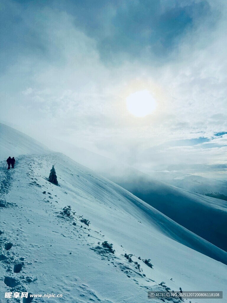 雪山徒步者的壮丽征程