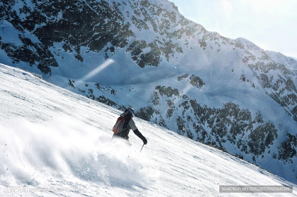 滑雪者在雪山间飞驰