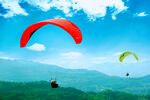 双人空中滑翔伞飞行美景