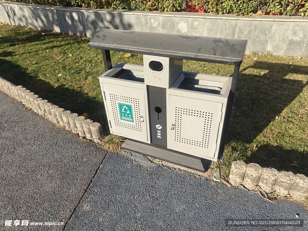 户外分类垃圾桶