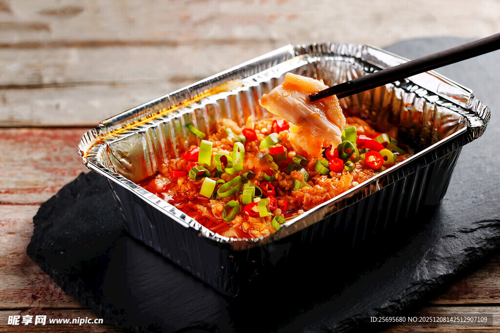 锡纸盘中的多彩美味食物