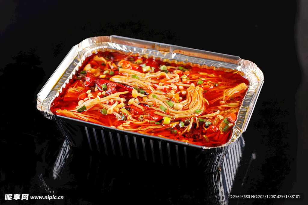 锡纸装的美味香辣菜肴