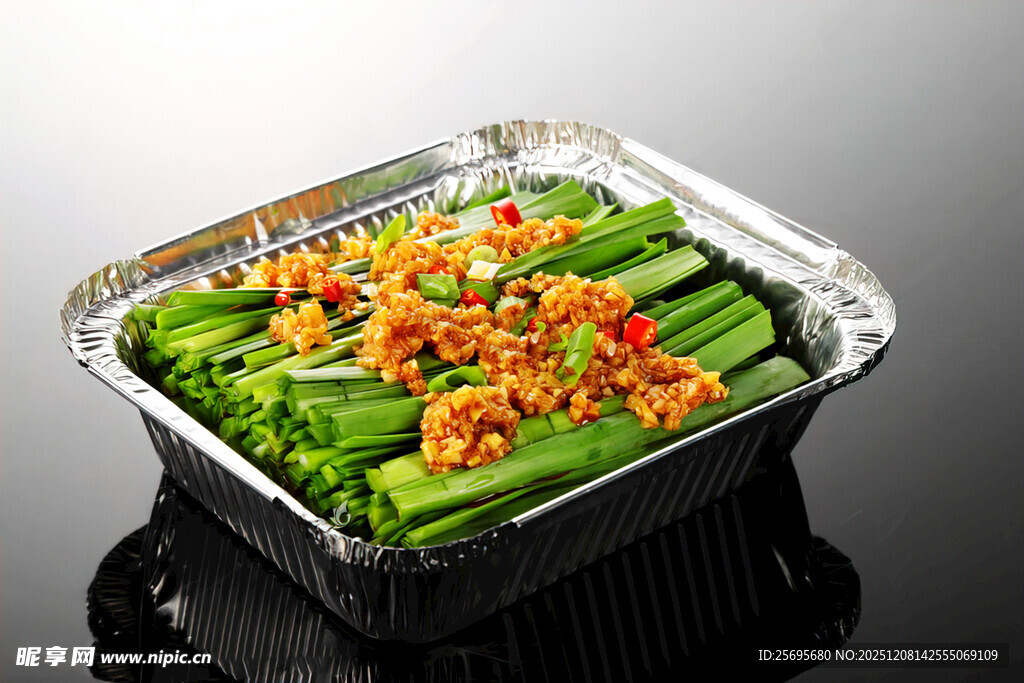 锡纸盘装蒜蓉烤秋葵