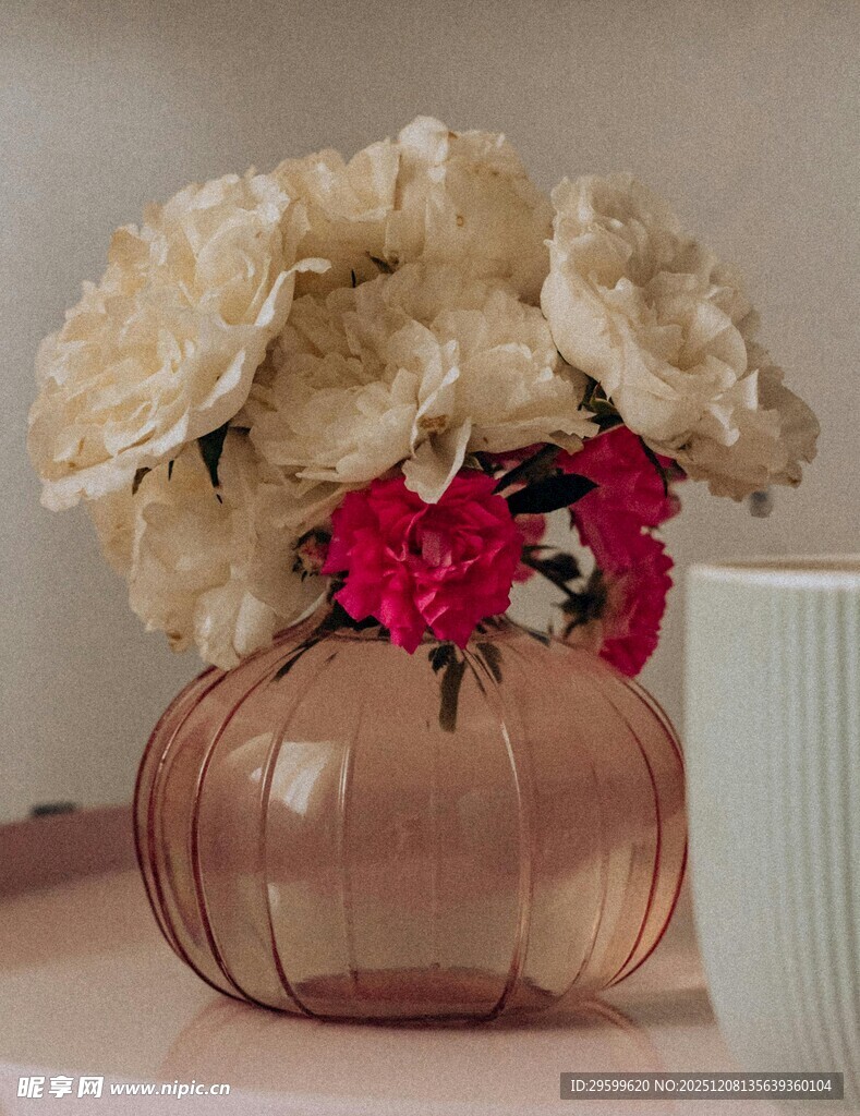 铜色花瓶中的多彩花卉