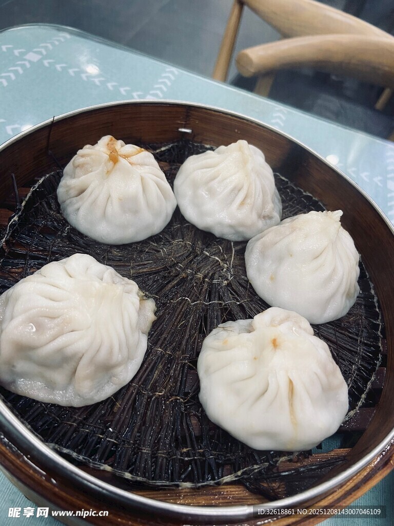 蒸笼里的美味包子