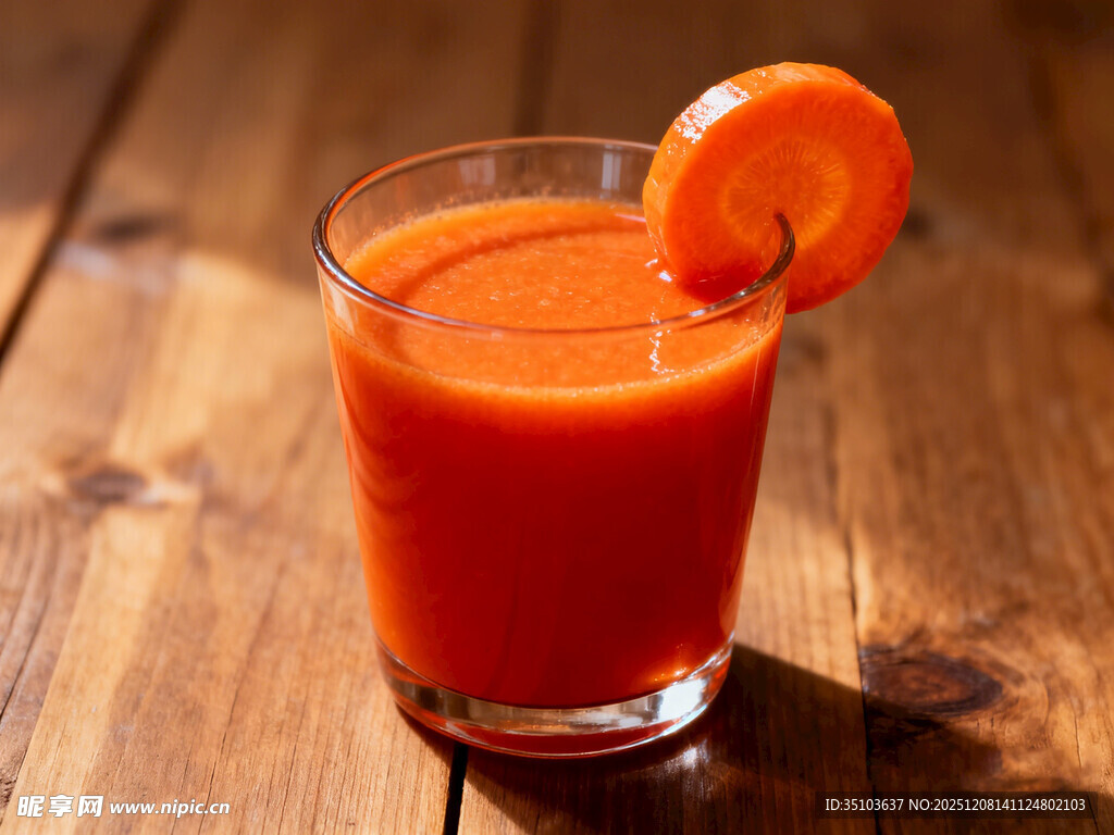 一杯鲜榨胡萝卜汁