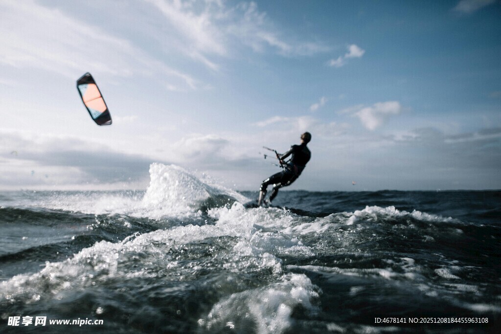 海上风筝冲浪者英姿