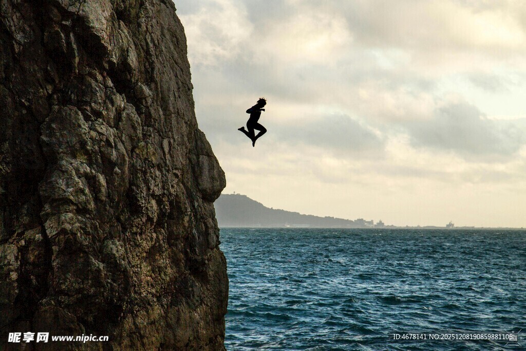 悬崖边的惊险海上攀岩