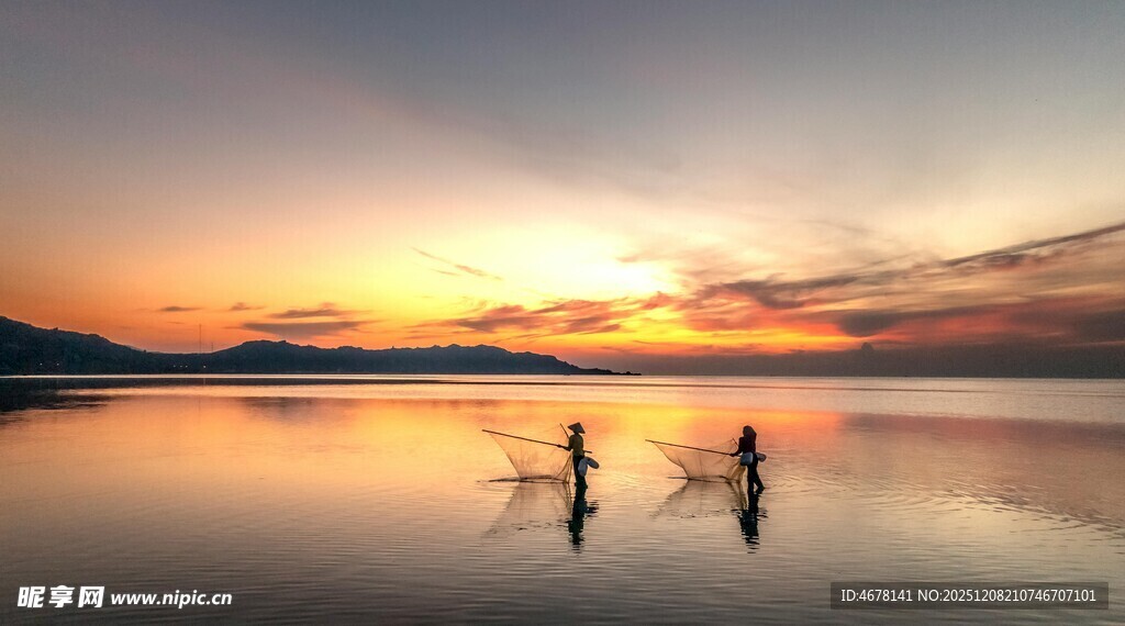 夕阳下湖面的双人剪影