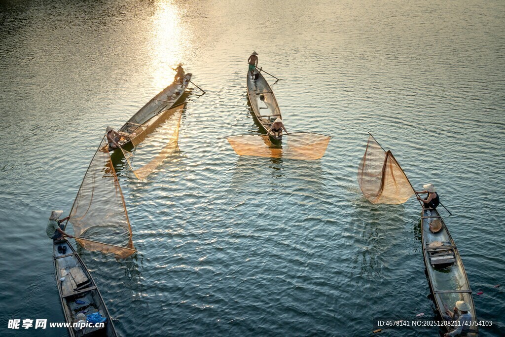 湖上渔民撒网捕鱼场景