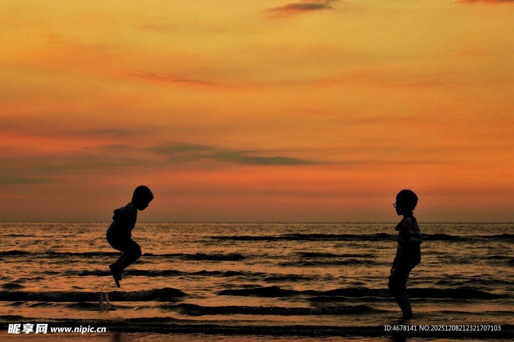 夕阳下海边的孩童身影