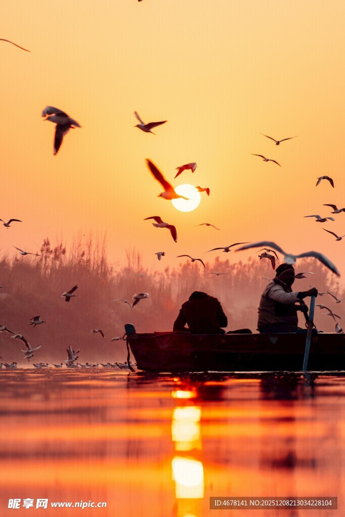 夕阳下的湖上垂钓场景