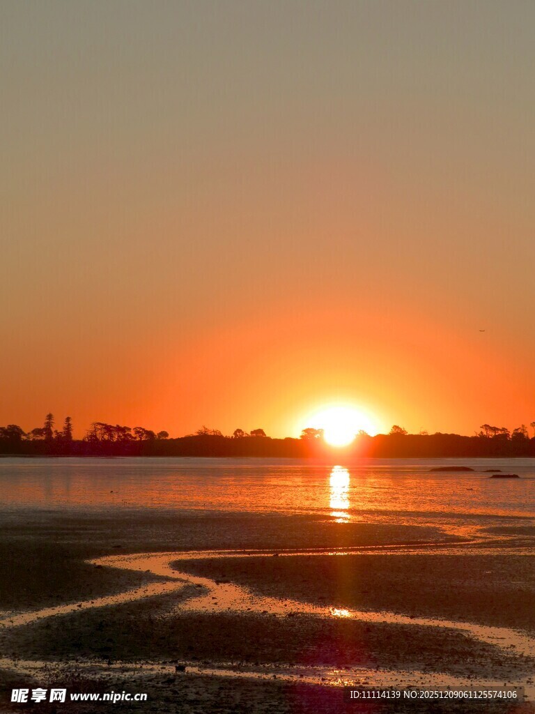 夕阳下的海滨美景