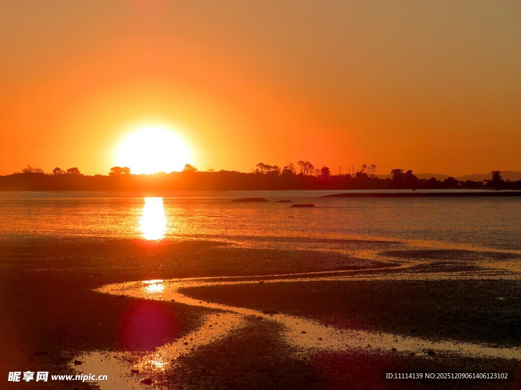 夕阳下的美丽海滩风光