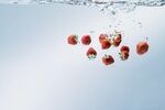 草莓入水瞬间