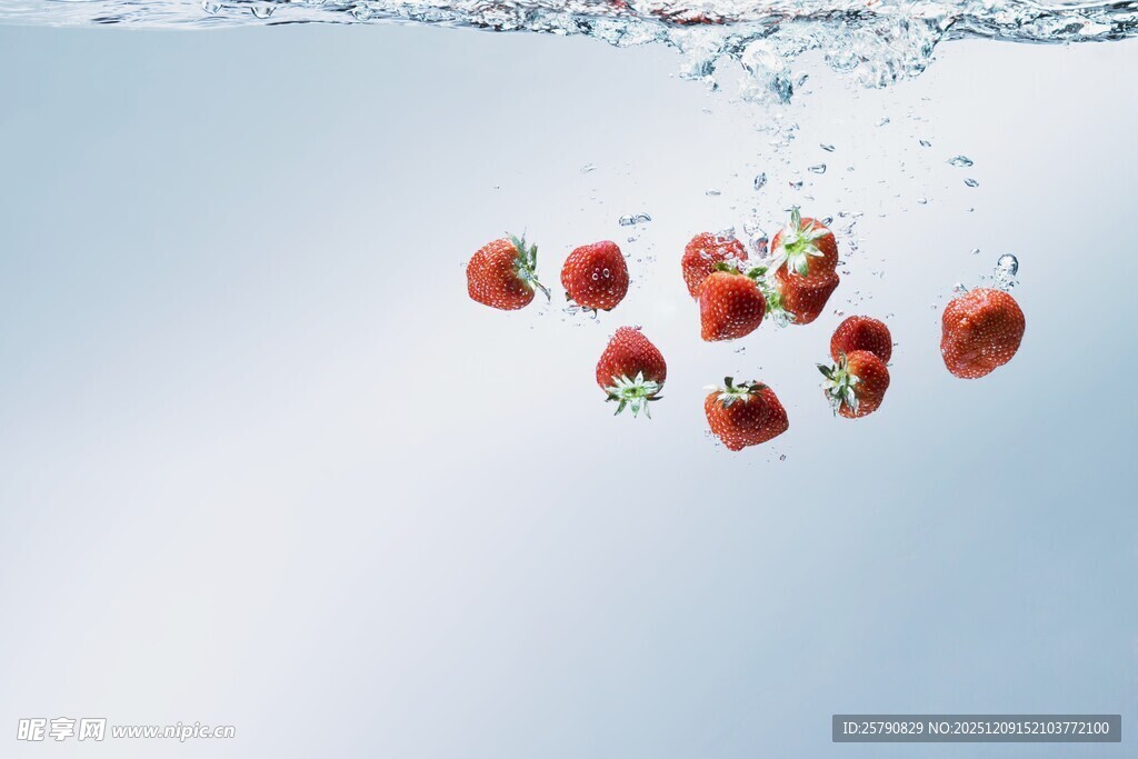 草莓入水瞬间