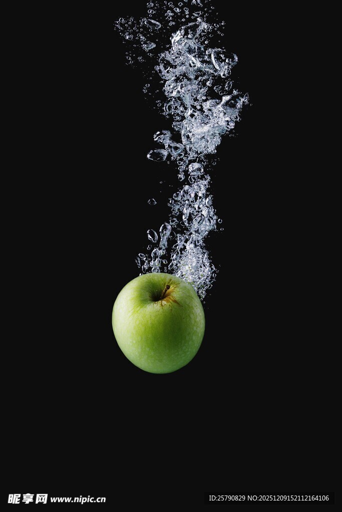 青苹果入水瞬间水花飞溅