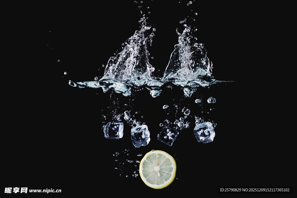 柠檬入水瞬间水花四溅