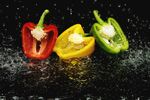 多彩甜椒在水中的瞬间
