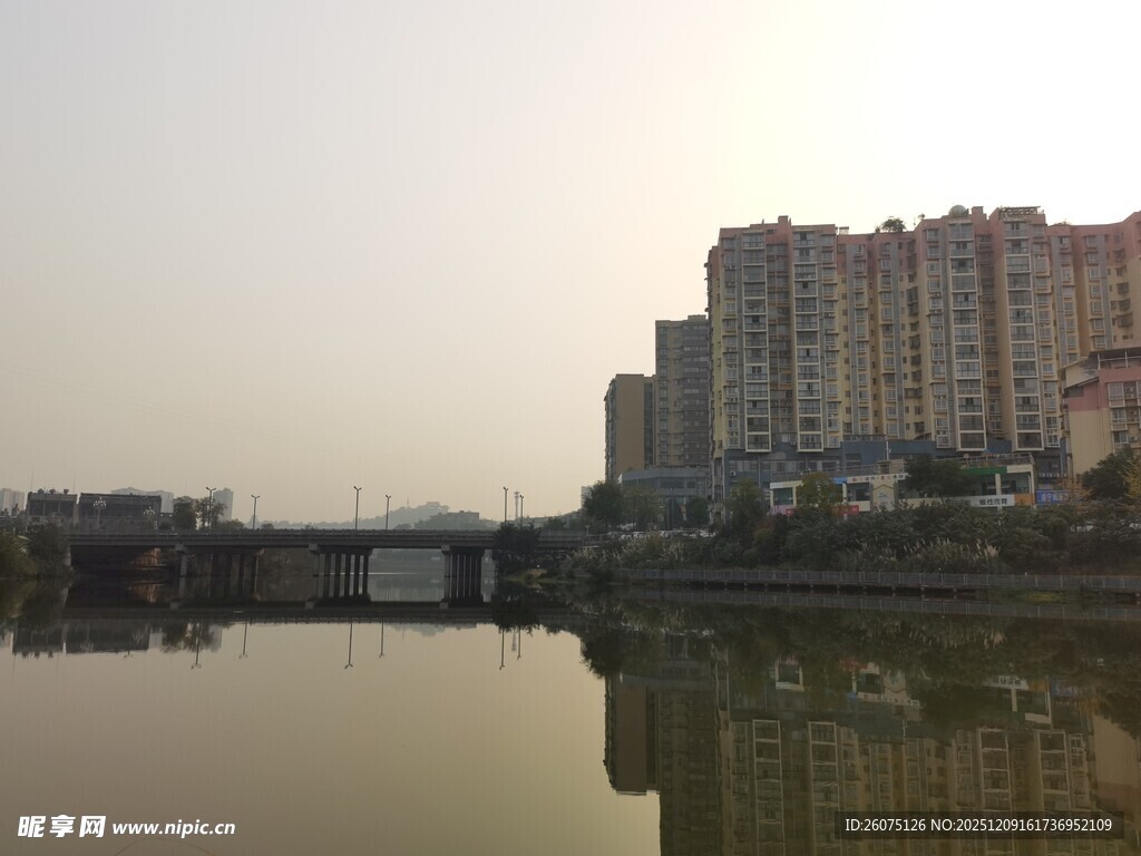 河畔高楼倒影风景如画