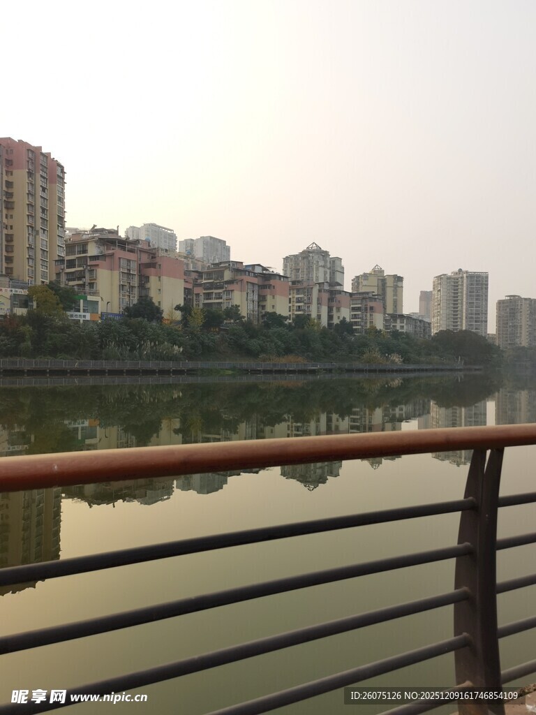 河畔城市风光