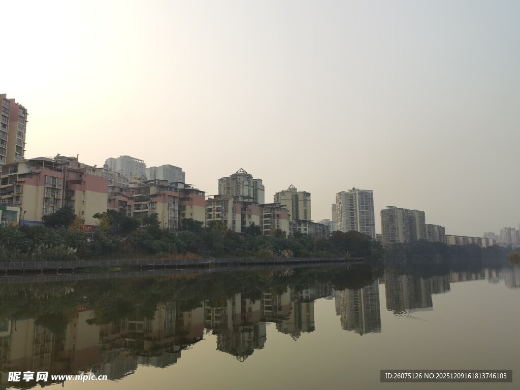 河畔城市风光倒影美景