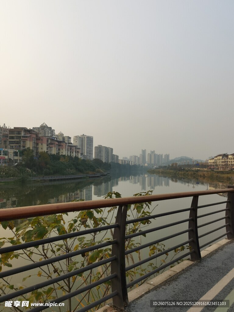 河畔栏杆边的城市风景