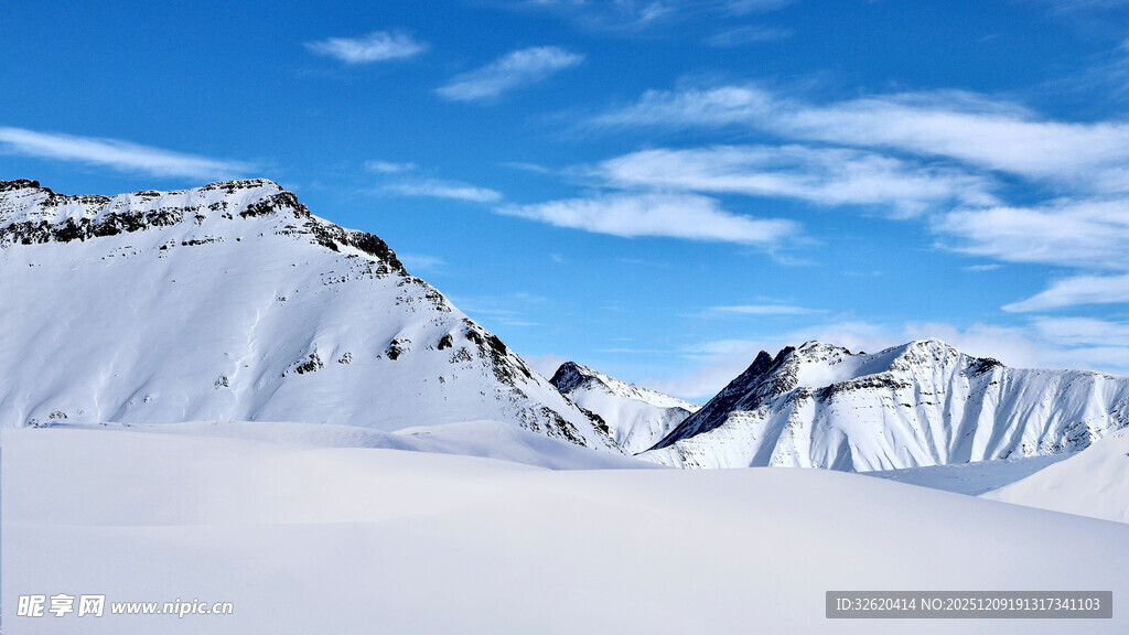 雪山蓝天壮丽自然景观