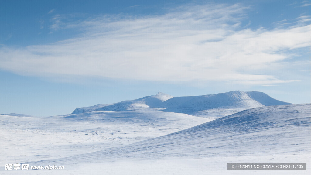 雪山云海壮丽景观