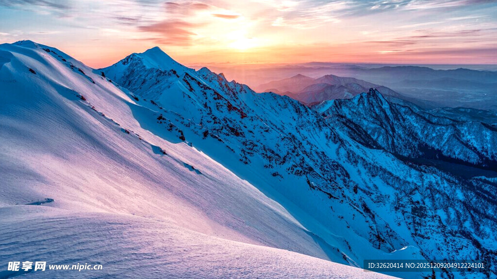 雪山壮丽日出美景