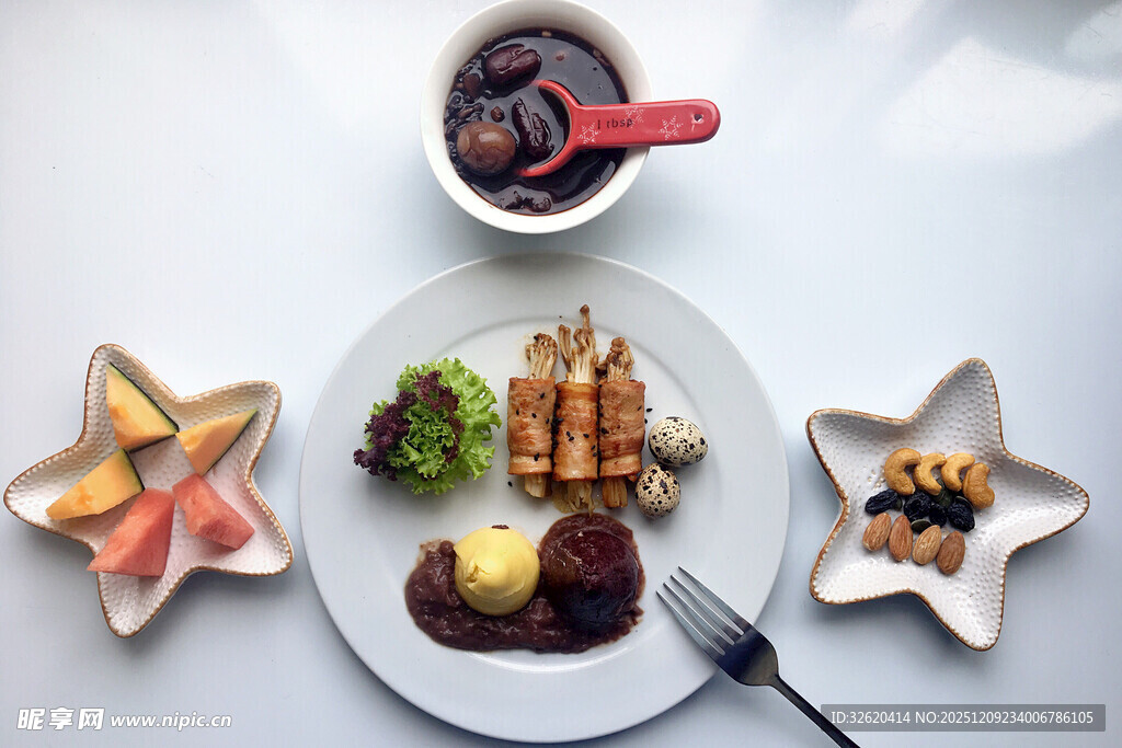 精致摆盘的美味早餐