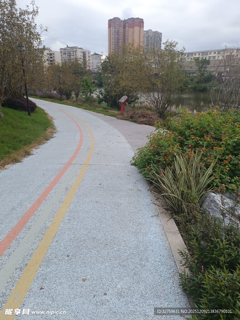 城市中蜿蜒的多彩骑行道