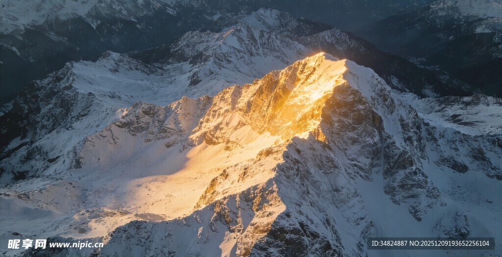 雪山日出壮丽美景